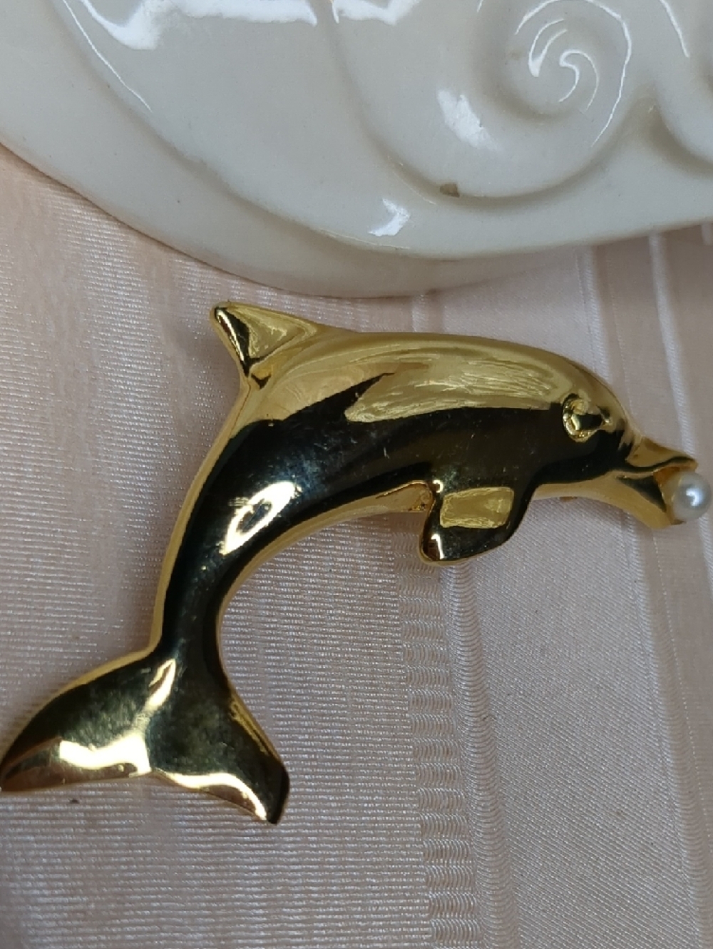 Vintage Lot 2 Gold Dolphin Broochs Pins Pearl Detail Coastal Grandma Beach Vibes - Picture 5 of 12